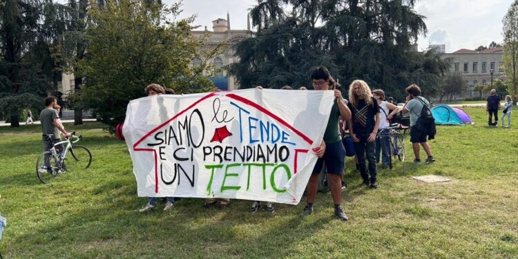 Piccolo corteo di 'Tende in piazza' partito dal Politecnico