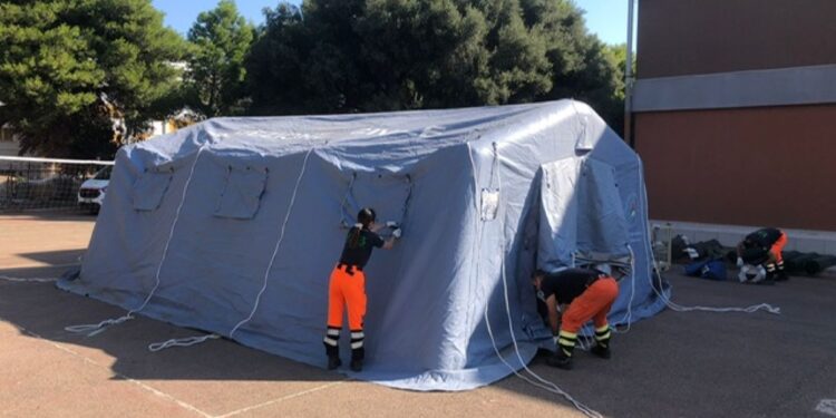 Protezione civile monta 10 strutture in una scuola elementare