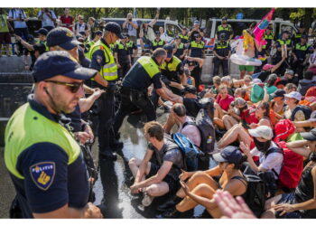 Migliaia di attivisti contro il governo: 'Stop aiuti a fossili'