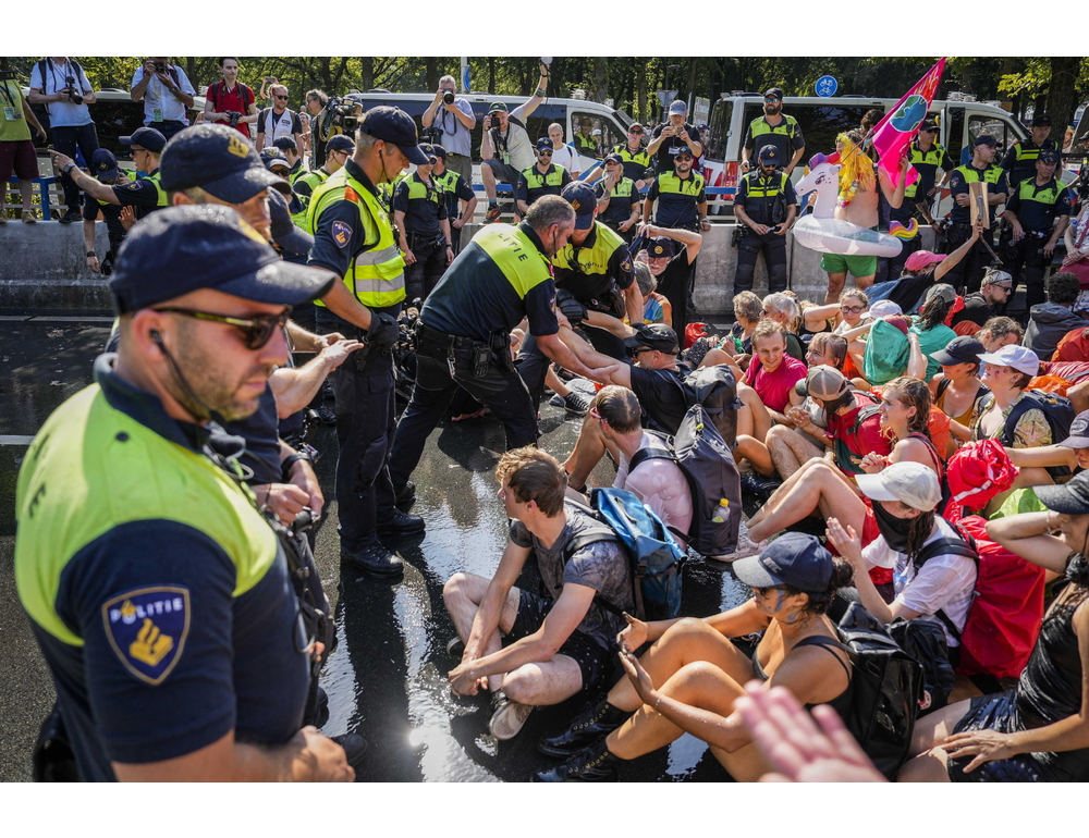 Blitz di Extinction Rebellion all’Aja, bloccata l’autostrada