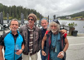 Lo scrittore posta una foto con l'attore al lago di Misurina