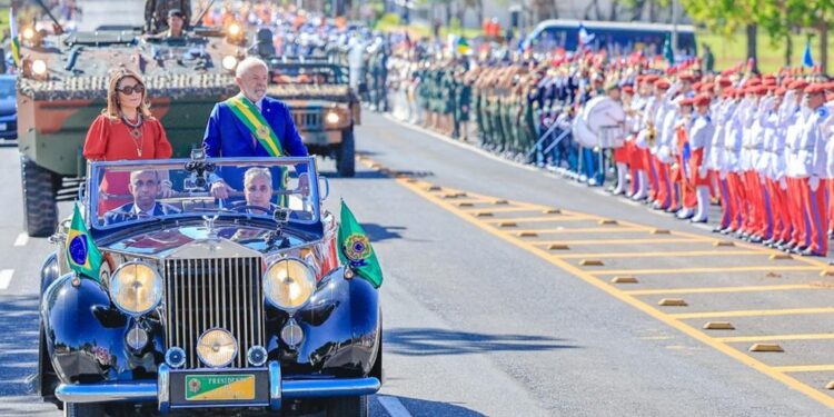Poca affluenza di pubblico alla cerimonia con Lula a Brasilia