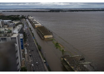 Dopo l'esondazione di un lago nel centro di Porto Alegre