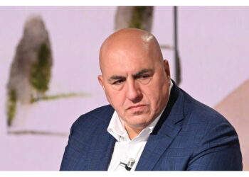 Ministro della Difesa ripsonde a giornalisti alla Camera