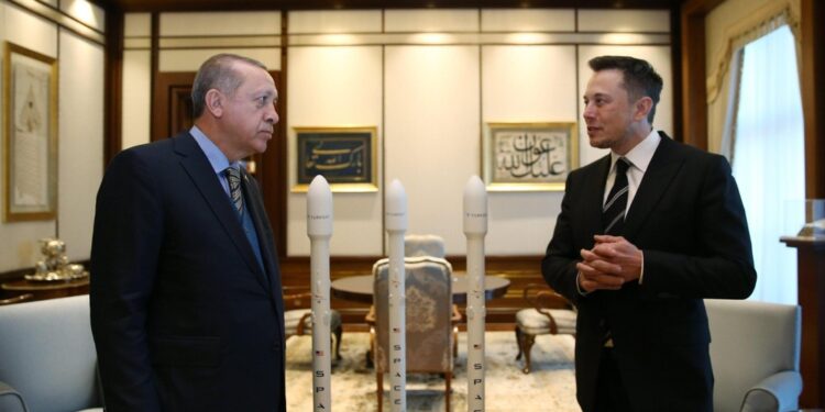 Il presidente turco invita l'imprenditore a Smirne per Teknofest