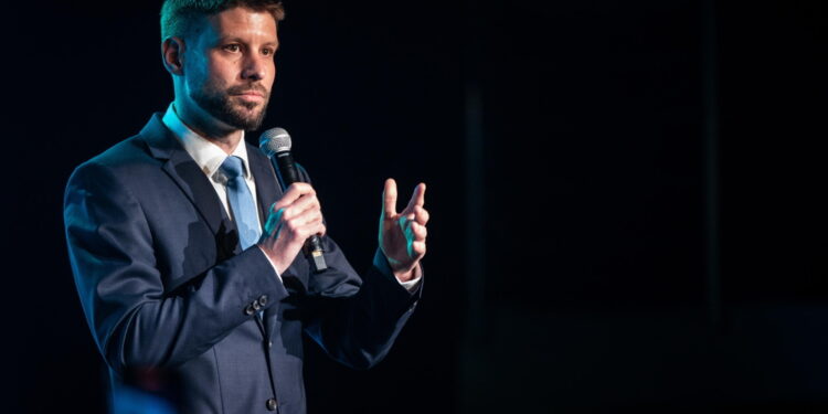Ex-premier Fico secondo al 21