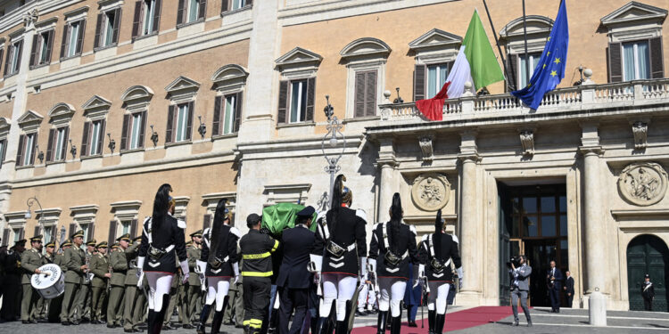 L'Aula della Camera in piedi tributa un minuto di silenzio