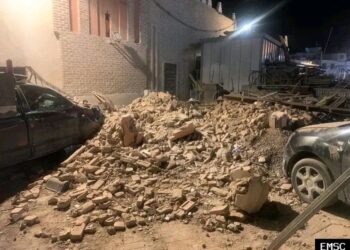 Bandiere a mezz'asta su tutti gli edifici pubblici