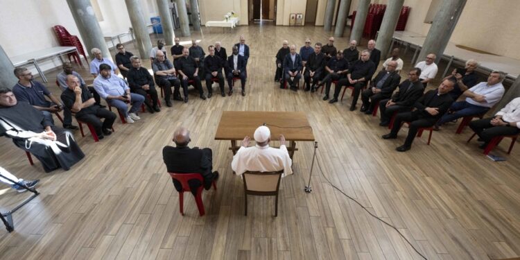 Ha incontrato 35 sacerdoti della periferia di Roma