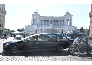 All'arrivo in piazza accolto da molti applausi dei cittadini