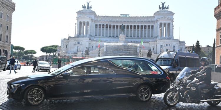 All'arrivo in piazza accolto da molti applausi dei cittadini