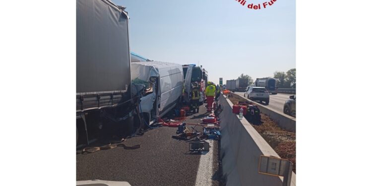 Lo scontro al km 82 ha coinvolto tre mezzi pesanti