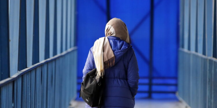 Donne protestano per Mahsa in carcere bruciando l'hijab