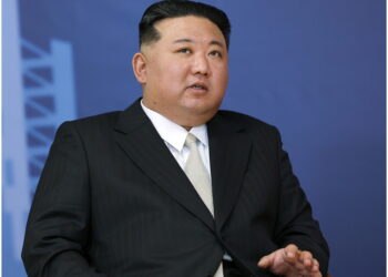 Leader nordcoreano visita fabbrica aeronautica civile-militare