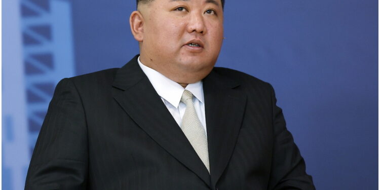 Leader nordcoreano visita fabbrica aeronautica civile-militare