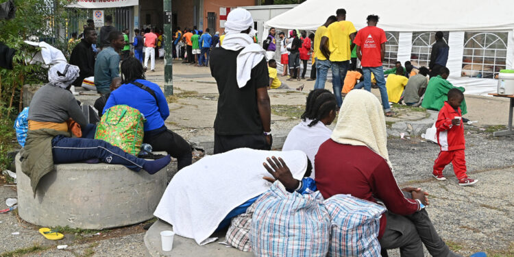 Deserti bandi per alloggi. Intanto raddoppia l'unico Cpr isolano