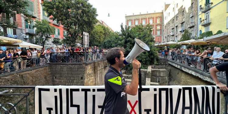 Folla alla manifestazione