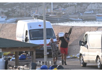 La mamma partorisce in mare