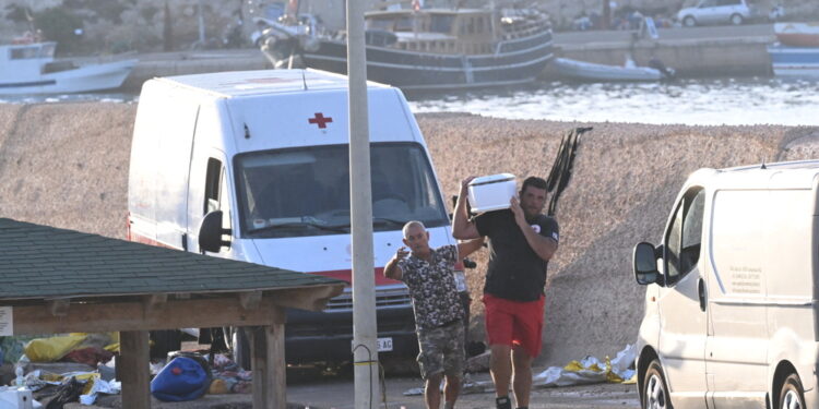 La mamma partorisce in mare