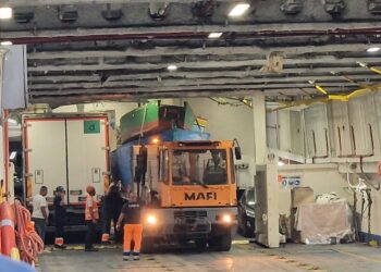 Caricati su tre rimorchi resti natanti in legno e in metallo