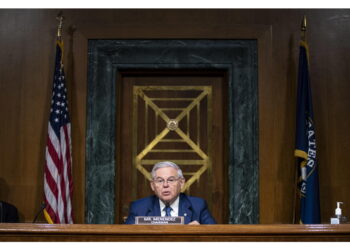 Robert Menendez e la moglie accusati di aver intascato tangenti