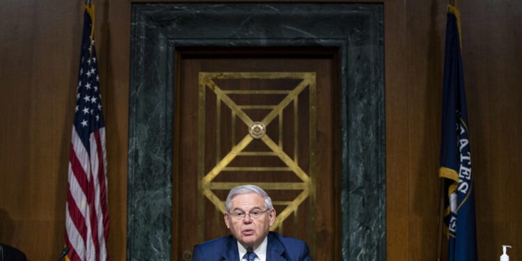 Robert Menendez e la moglie accusati di aver intascato tangenti