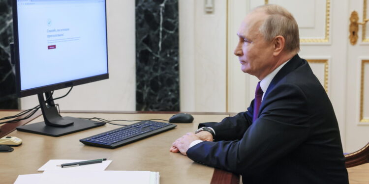 Peskov: 'Modalità scelta a causa degli impegni del presidente'