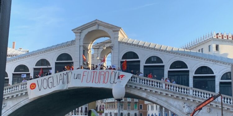 A Venezia manifestazione dell'Udu sul ponte