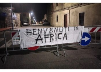 Sindaco fa rimuovere striscione