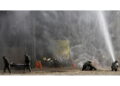 Colonna di fumo e fiamme si sprigiona da un magazzino
