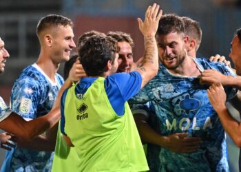 Alberto Cerri festeggiato dopo la rete con la Reggiana (foto Roberto Colombo)