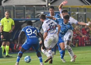 Una fase del match tra lariani e blucerchiati (foto Roberto Colombo)