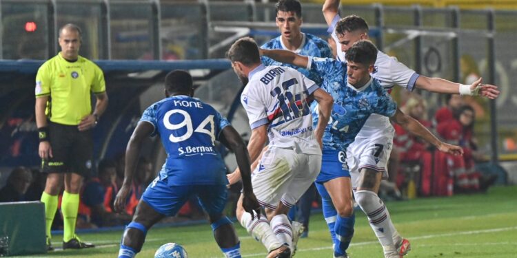 Una fase del match tra lariani e blucerchiati (foto Roberto Colombo)