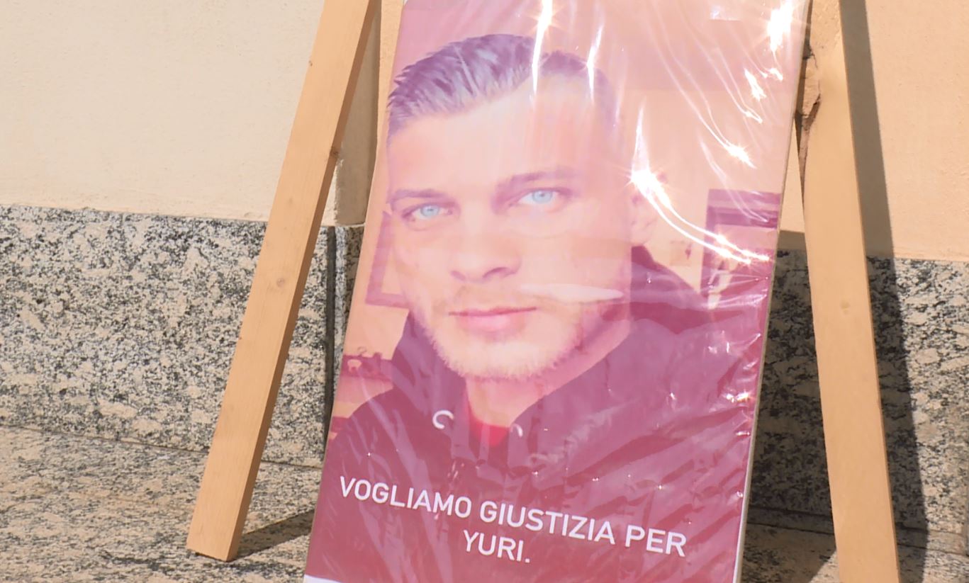 Ad Albate l’addio a Yuri, ucciso in Darsena a Milano. “Una morte prematura e ingiusta”
