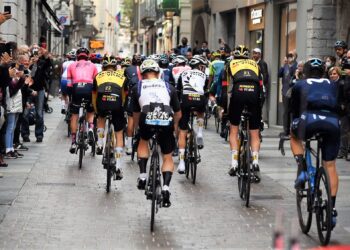 La partenza del Giro di Lombardia 2021 dal centro di Como (foto Gian Mattia D'Alberto-LaPresse-Rcs Sport)
