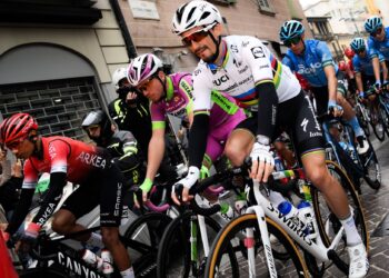 La partenza del Giro di Lombardia 2021 da Como. In primo piano l'allora campione del mondo Alaphilippe