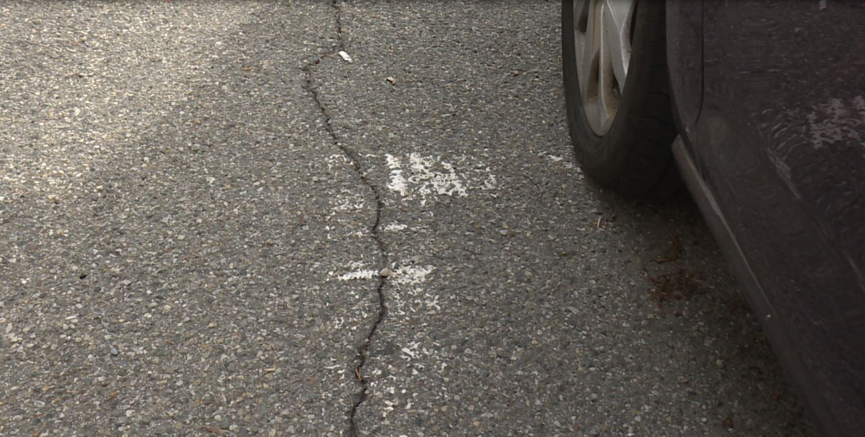 Strisce cancellate, il Comune interviene solo a metà: manca ancora via don Guanella