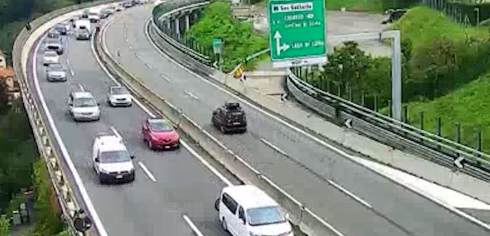 Lavori sull’A9 e traffico del fine settimana, code tra Como e la Svizzera