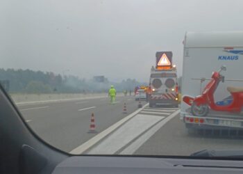 Camion in fiamme in autostrada