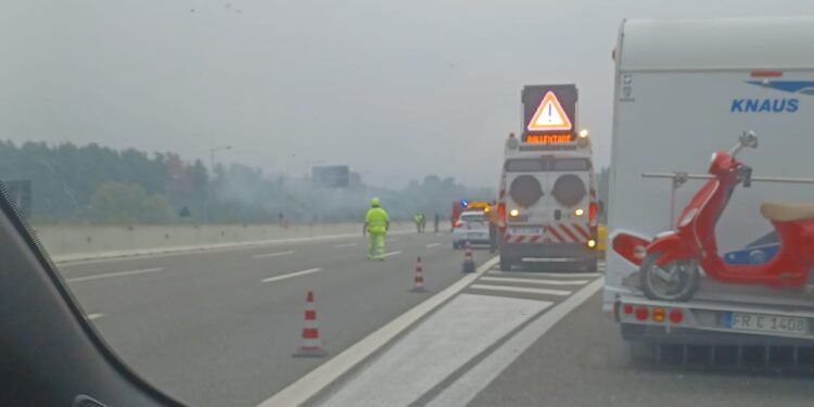 Camion in fiamme in autostrada