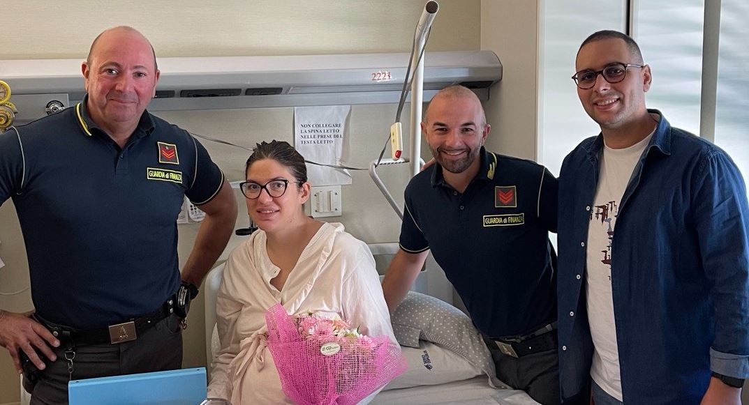 Bloccata in travaglio in auto nel traffico della A9. I finanzieri la scortano e la portano in ospedale