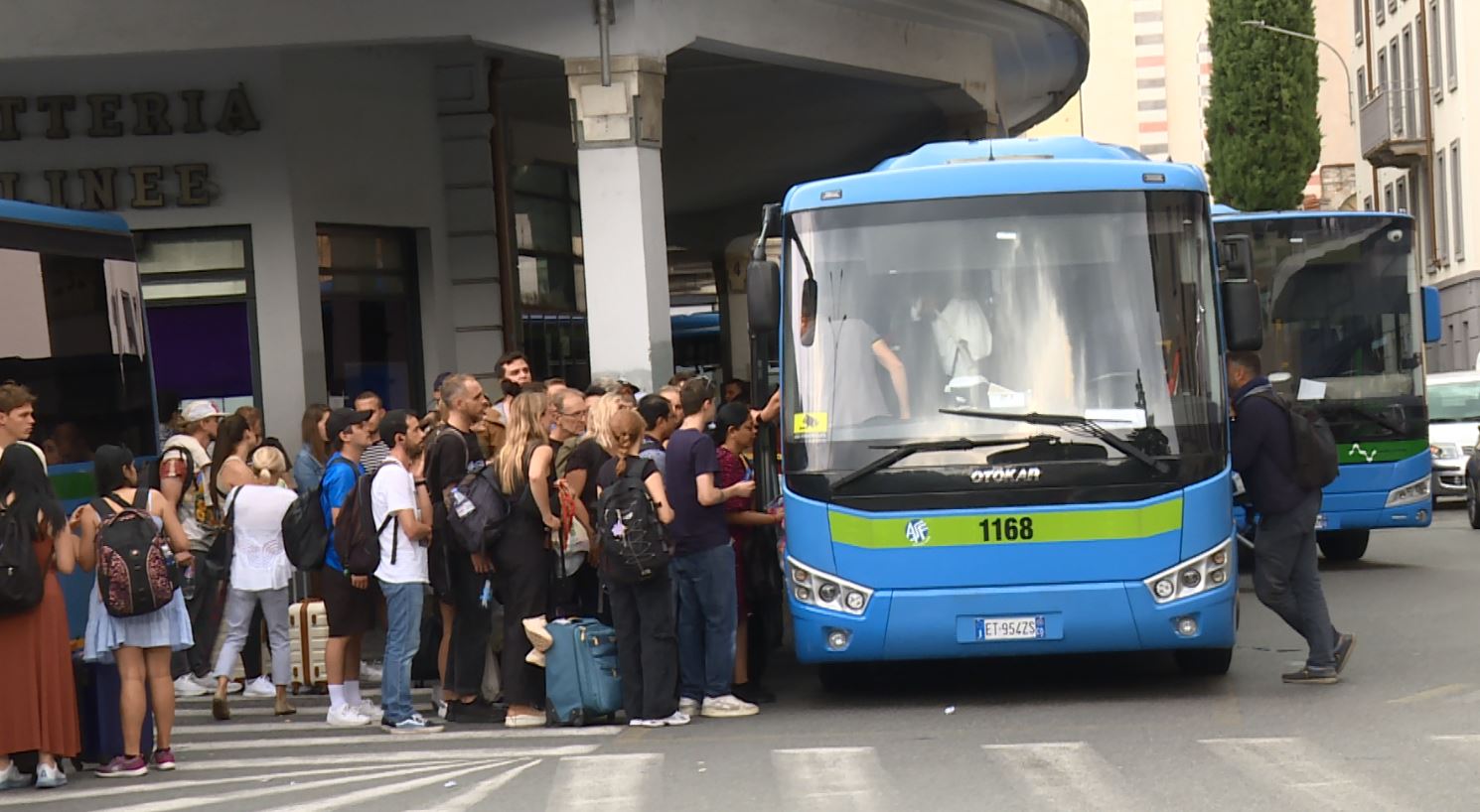 Disservizi per chi si sposta in bus. Ancora mezzi pieni e studenti costretti ad aspettare a lungo
