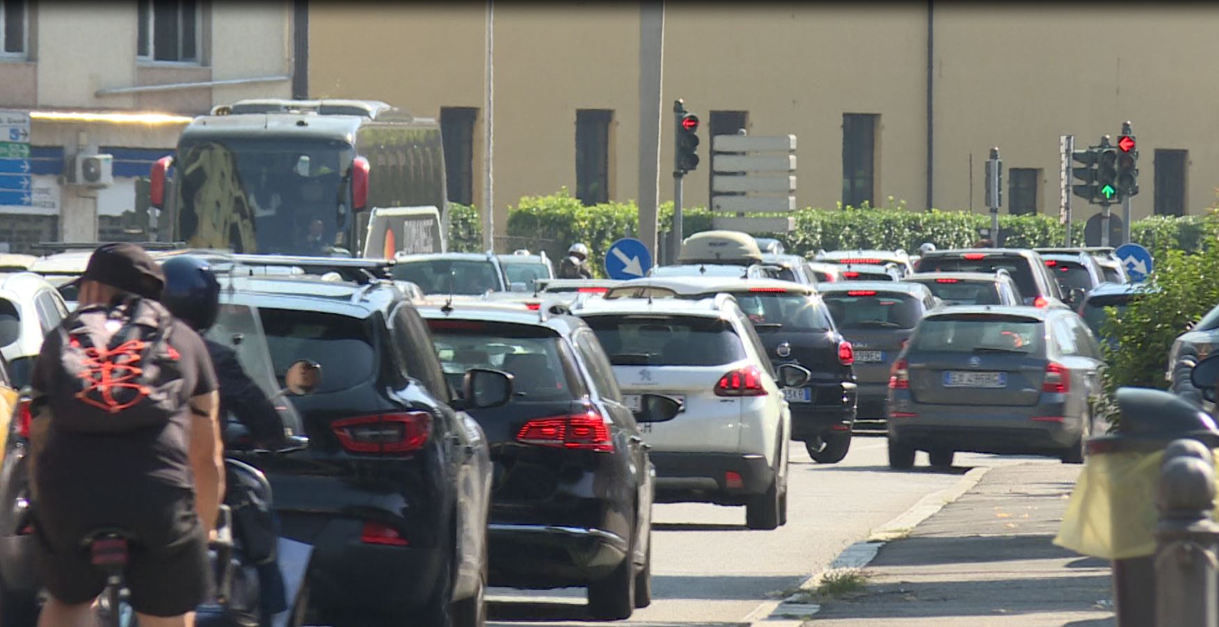 Strade e trasporti in affanno anche nel weekend. Code sulla A9, in città e rallentamenti sulla Regina