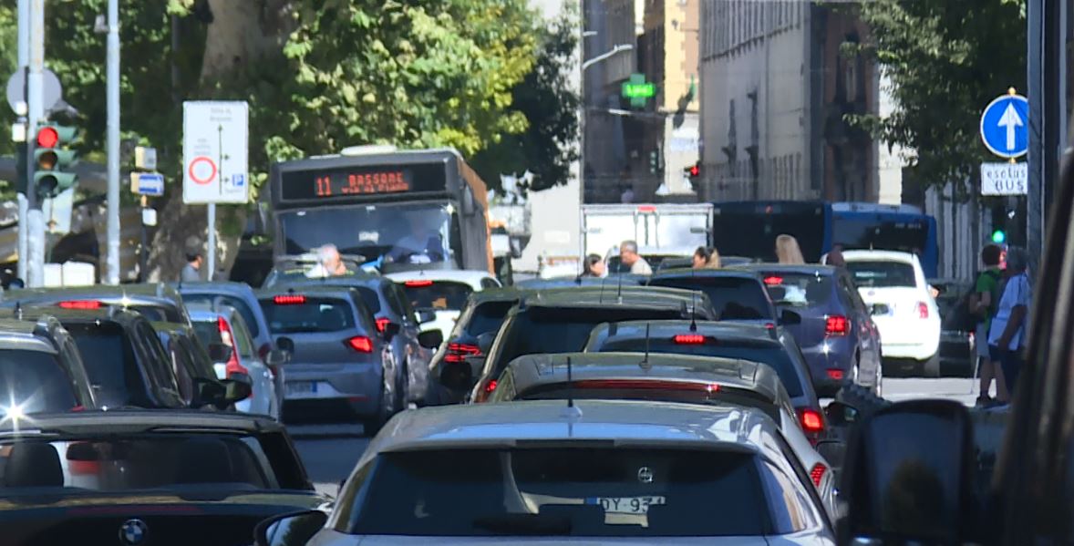 Como, guasto al passaggio a livello. Treni in ritardo e cancellati. Traffico in tilt