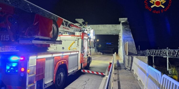 Intervento dei vigili del fuoco su segnalazione dei passanti