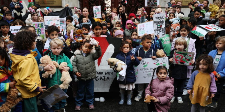 Bimbi lasciano peluche al Foreign Office per i coetanei di Gaza