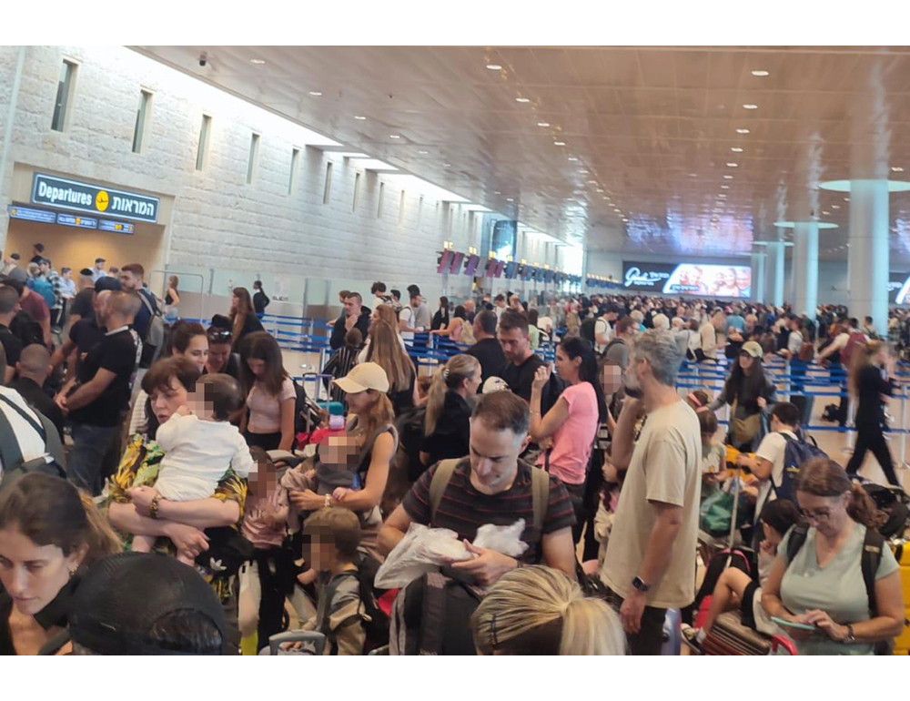 A bordo gli italiani che stanno lasciando Israele