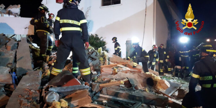 Una donna risulta ancora dispersa sotto le macerie