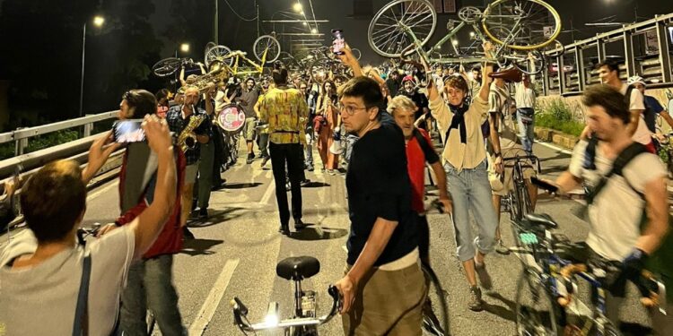 Tracciata con la vernice una pista ciclabile