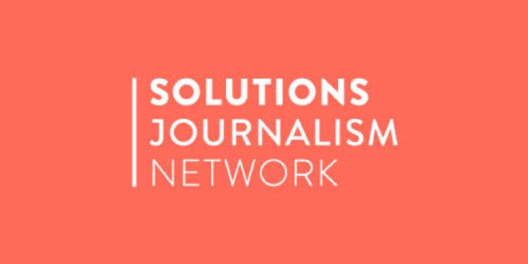 In Italia collabora con i giornalisti di Constructive Network